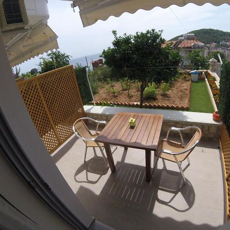 Riviera Rooms Himare Exterior photo