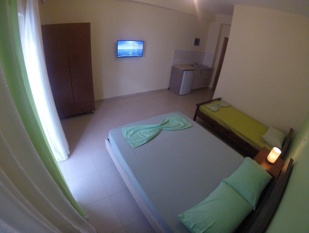 Riviera Rooms Himare Exterior photo