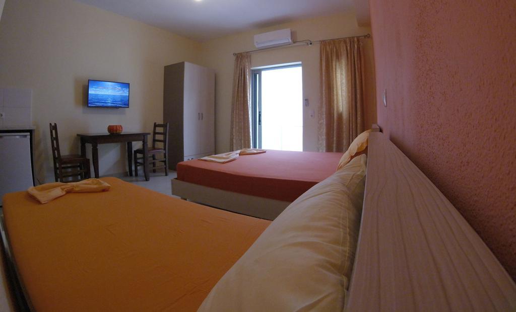 Riviera Rooms Himare Exterior photo