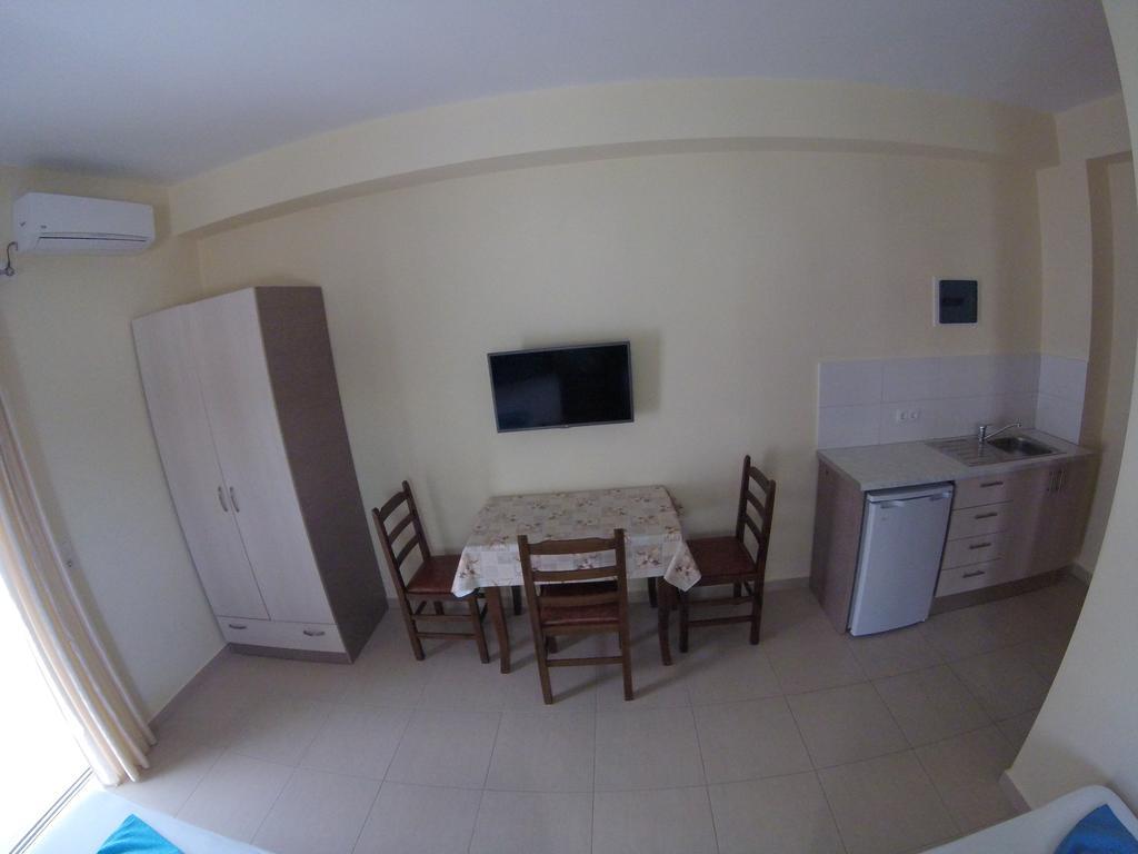 Riviera Rooms Himare Exterior photo